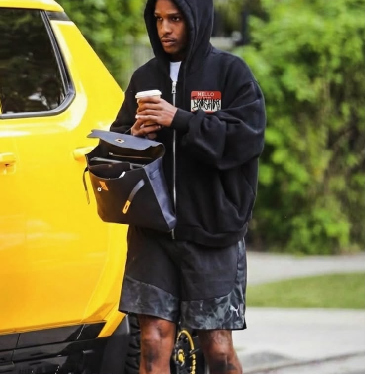 Hoodie negro Trashope con camioneta amarilla