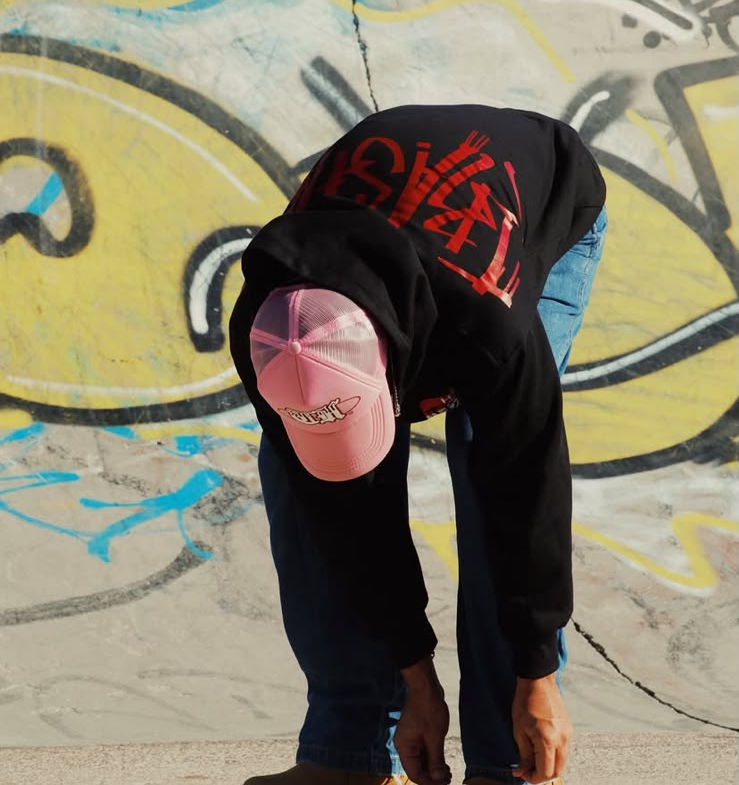 Hoodie graffiti rojo en el skatepark