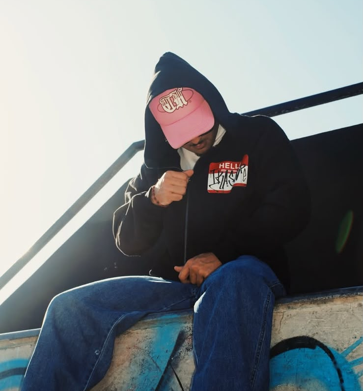 Trashope hoodie y gorra rosa en el skatepark